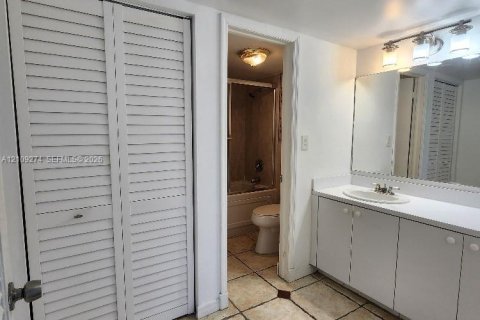 Condo in Miami Beach, Florida, 2 bedrooms  № 2428096 - photo 16
