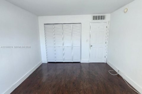 Condo in Miami Beach, Florida, 2 bedrooms  № 2428096 - photo 24