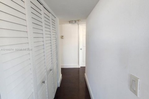 Condo in Miami Beach, Florida, 2 bedrooms  № 2428096 - photo 13