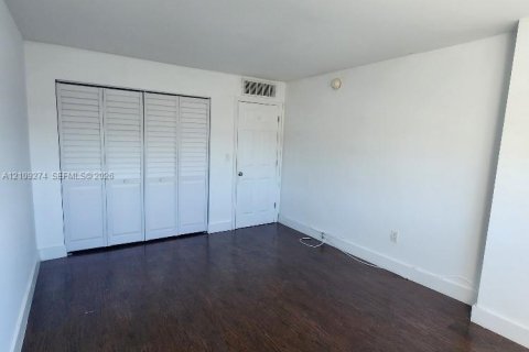 Condo in Miami Beach, Florida, 2 bedrooms  № 2428096 - photo 23