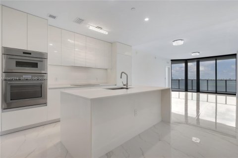 Condo in Miami, Florida, 2 bedrooms  № 2003503 - photo 16