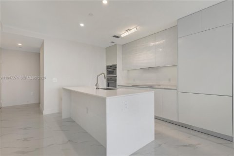 Condo in Miami, Florida, 2 bedrooms  № 2003503 - photo 17