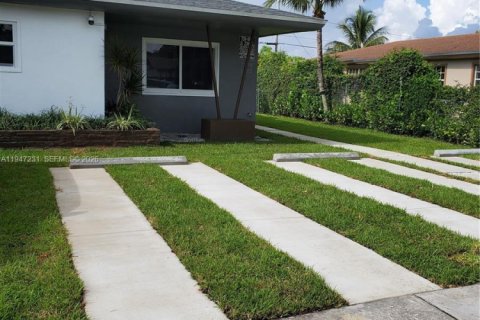 Снять в аренду квартиру в Майами, Флорида 2 спальни, 139.54м2, № 2003493 - фото 2