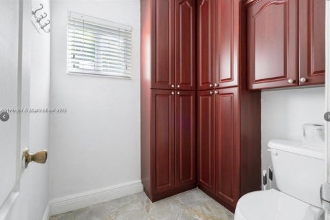 Villa ou maison à vendre à Miami, Floride: 5 chambres, 456.06 m2 № 1953872 - photo 2