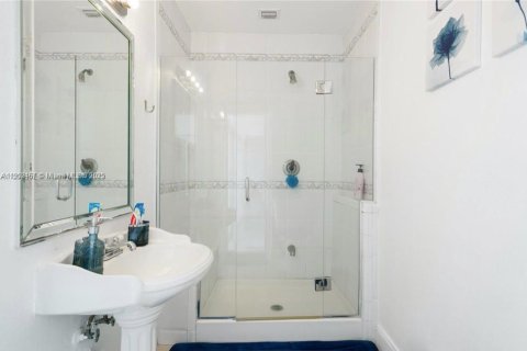 Villa ou maison à vendre à Miami, Floride: 5 chambres, 456.06 m2 № 1953872 - photo 1