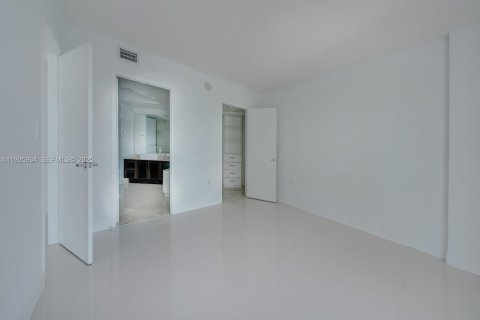 Condo in Sunny Isles Beach, Florida, 3 bedrooms № 1993979 - photo 12