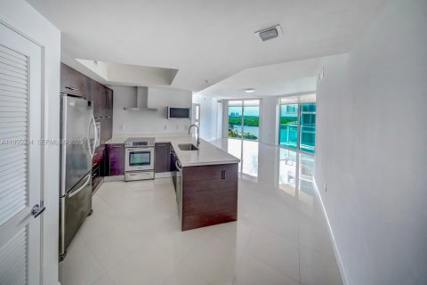 Condo in Sunny Isles Beach, Florida, 3 bedrooms № 1993979 - photo 2