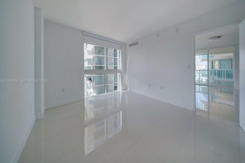 Condo in Sunny Isles Beach, Florida, 3 bedrooms № 1993979 - photo 11
