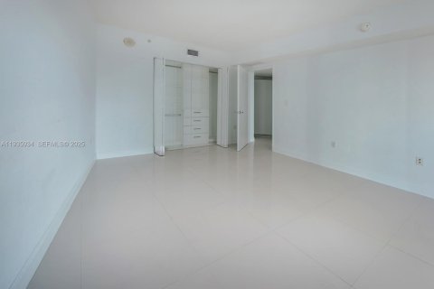 Condo in Sunny Isles Beach, Florida, 3 bedrooms № 1993979 - photo 9