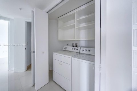 Condo in Sunny Isles Beach, Florida, 3 bedrooms № 1993979 - photo 21