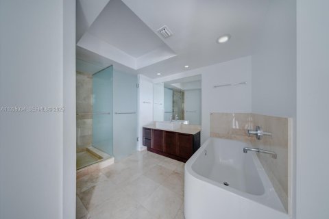 Condo in Sunny Isles Beach, Florida, 3 bedrooms № 1993979 - photo 19