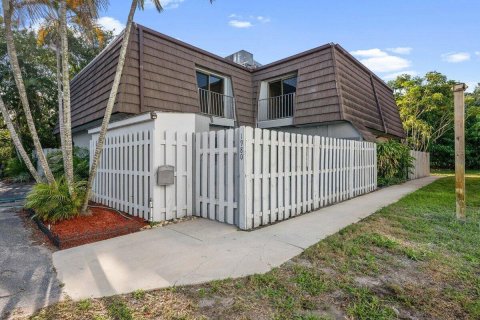 Townhouse in Jensen Beach, Florida 2 bedrooms, 122.82 sq.m. № 2180303