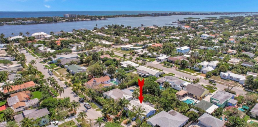 House in Lake Worth, Florida 2 bedrooms, 107.4 sq.m. № 1068226