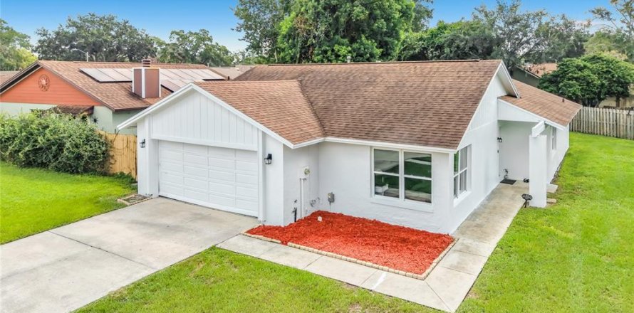 House in Altamonte Springs, Florida 2 bedrooms, 121.33 sq.m. № 2337212