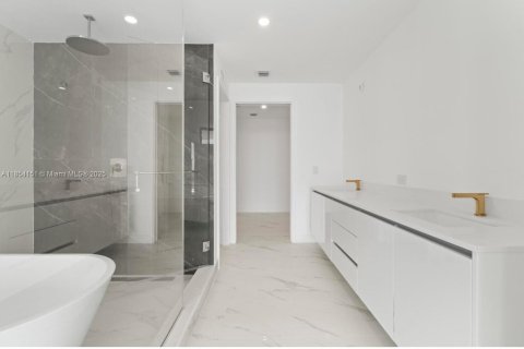 Condo in Miami, Florida, 4 bedrooms  № 1877988 - photo 23