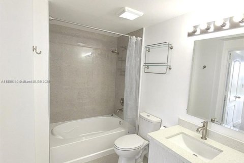 Купить кондоминиум в Майами, Флорида 1 спальня, 63.64м2, № 1924086 - фото 11