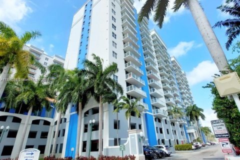 Купить кондоминиум в Майами, Флорида 1 спальня, 63.64м2, № 1924086 - фото 1