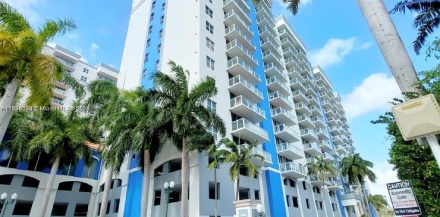 Кондоминиум с 1 спальней в Майами, Флорида № 1924086