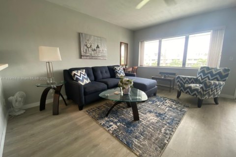Купить кондоминиум в Халландейл-Бич, Флорида 1 спальня, 55.74м2, № 1814290 - фото 1