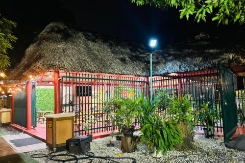 Commercial property in Miami, Florida № 2153039 - photo 2