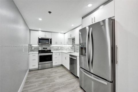 Condo in Highland Beach, Florida, 2 bedrooms  № 1695507 - photo 16