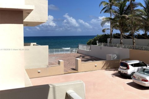 Condo in Highland Beach, Florida, 2 bedrooms  № 1695507 - photo 1