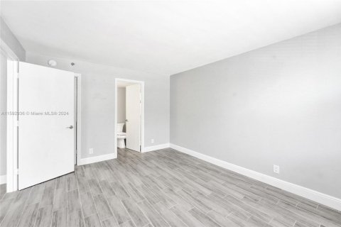 Condo in Highland Beach, Florida, 2 bedrooms  № 1695507 - photo 9