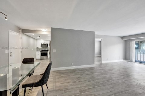 Condo in Highland Beach, Florida, 2 bedrooms  № 1695507 - photo 20