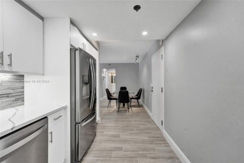 Condo in Highland Beach, Florida, 2 bedrooms  № 1695507 - photo 18