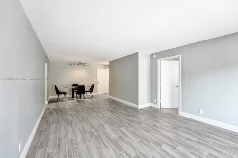 Condo in Highland Beach, Florida, 2 bedrooms  № 1695507 - photo 19