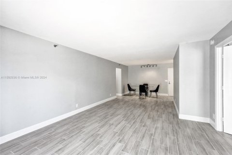 Condo in Highland Beach, Florida, 2 bedrooms  № 1695507 - photo 7