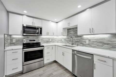 Condo in Highland Beach, Florida, 2 bedrooms  № 1695507 - photo 5