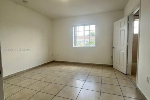 Condo in Hialeah, Florida, 2 bedrooms  № 2060235 - photo 8