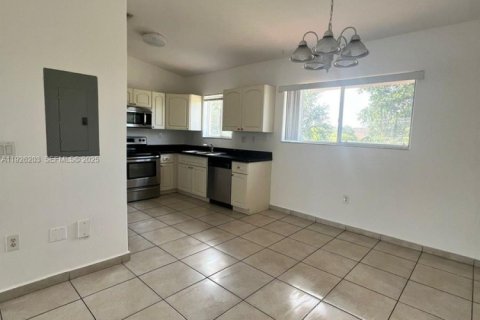 Condo in Hialeah, Florida, 2 bedrooms  № 2060235 - photo 2