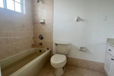 Condo in Hialeah, Florida, 2 bedrooms  № 2060235 - photo 5