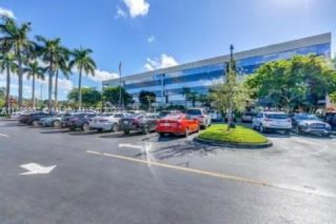 Oficina en alquiler en Doral, Florida № 846412 - foto 1