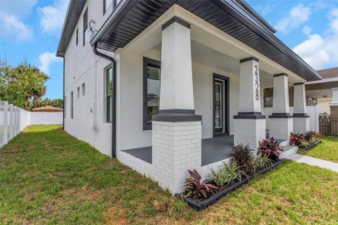 House in Tampa, Florida 5 bedrooms, 222.32 sq.m. № 1773428 - photo 2