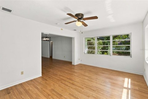House in Orlando, Florida 3 bedrooms, 162.3 sq.m. № 2393423 - photo 17