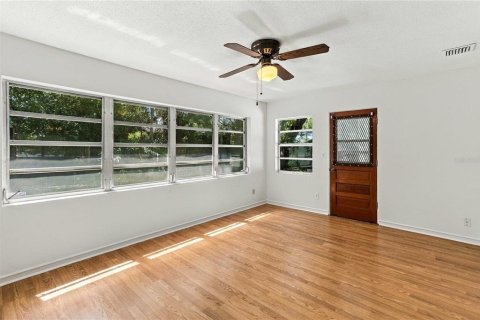 House in Orlando, Florida 3 bedrooms, 162.3 sq.m. № 2393423 - photo 16