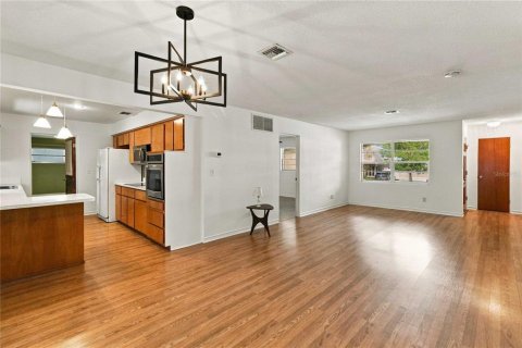 House in Orlando, Florida 3 bedrooms, 162.3 sq.m. № 2393423 - photo 11