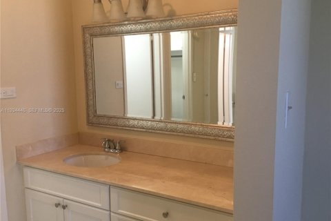 Condo in Surfside, Florida, 1 bedroom  № 2035755 - photo 4