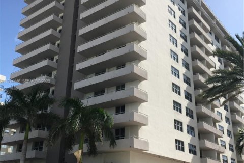 Condo in Surfside, Florida, 1 bedroom  № 2035755