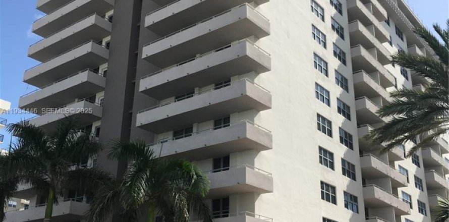 Condo in Surfside, Florida, 1 bedroom  № 2035755