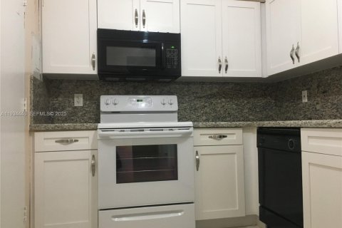 Condo in Surfside, Florida, 1 bedroom  № 2035755 - photo 2