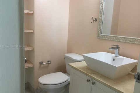 Condo in Surfside, Florida, 1 bedroom  № 2035755 - photo 3