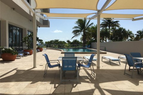 Condo in Surfside, Florida, 1 bedroom  № 2035755 - photo 9