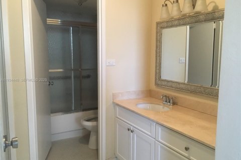 Condo in Surfside, Florida, 1 bedroom  № 2035755 - photo 5