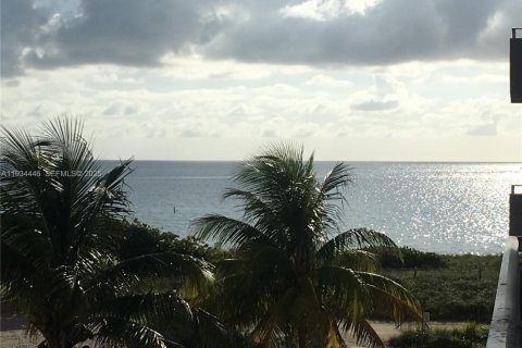 Condo in Surfside, Florida, 1 bedroom  № 2035755 - photo 7