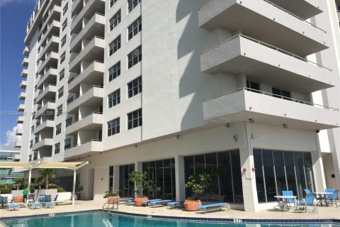 Condo in Surfside, Florida, 1 bedroom  № 2035755 - photo 8