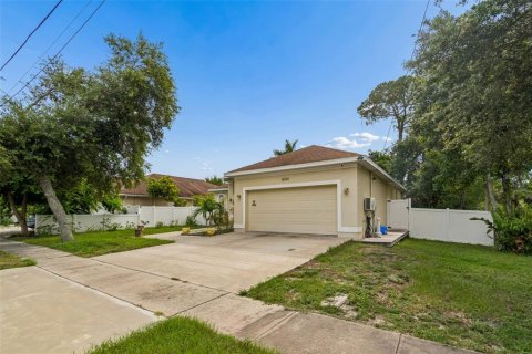 House in Pinellas Park, Florida 4 bedrooms, 181.81 sq.m. № 2222088 - photo 2